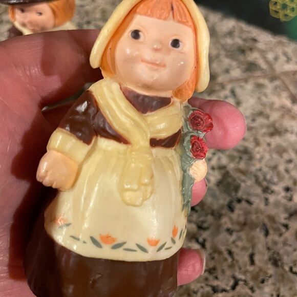 Hallmark Cards Vintage Pilgrim Salt and Pepper Shakers - Picture 8 of 9